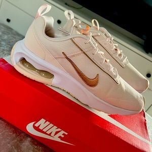 BRAND NEW PAIR OF WOMAN LIGHT PINK NIKE SHOES SIZE 6. NEW NEVER WORN